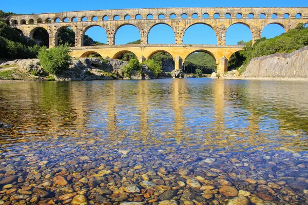 Su kemeri Pont du Gard Gardon Nehri Güney Fransa yansıtıyordu. Tüm yükseltilmiş Roma su kemerlerinin en yüksek olduğu.