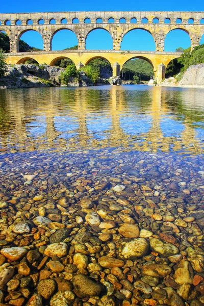 Aqueduc Pont Gard Réfléchi Dans Rivière Gardon Sud France Est — Photo