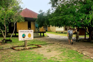 Komodo Ulusal Parkı, Nusa Tenggara, Endonezya Rinca adada ziyaretçi merkezi. 1991 yılında UNESCO Dünya Miras Listesi milli park ilan edilmiş