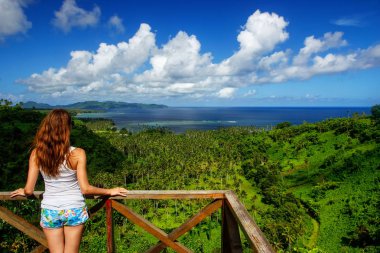Taveuni Island, Fiji Bouma Ulusal Miras Park'ta bakış açısı, duran genç kadın. Taveuni Fiji'de üçüncü büyük adasıdır.