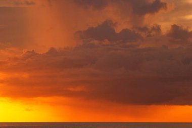 Taveuni Island, Fiji Somosomo Boğazı üzerinde yağmur ile renkli fırtına bulutları. Taveuni Fiji'de üçüncü büyük adasıdır.