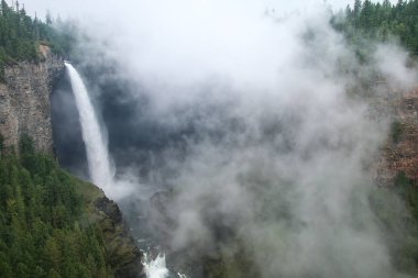 Helmcken Falls ve sis, Wells Gray Provincial Park, British Columbia, Kanada. British Columbia 'nın dördüncü büyük parkıdır..