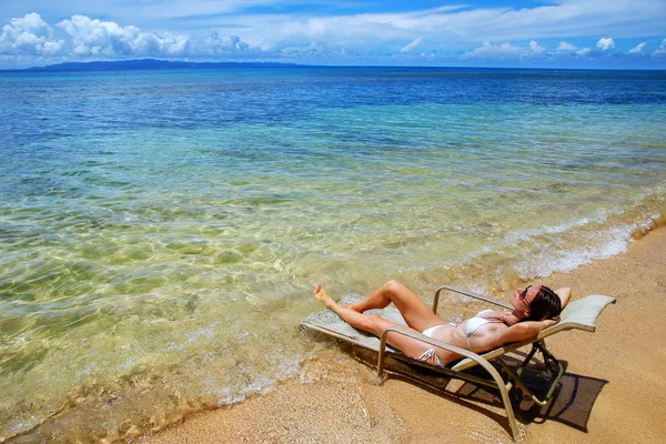 身着比基尼的年轻女子躺在斐济岛岛上的太阳椅上 岛是斐济第三大岛 — 图库照片
