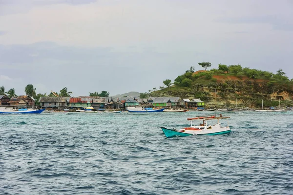 在印度尼西亚努沙登加拉的科莫多国家公园 经过典型村庄的船只 科莫多国家公园的大多数人都是靠捕鱼为生的 — 图库照片