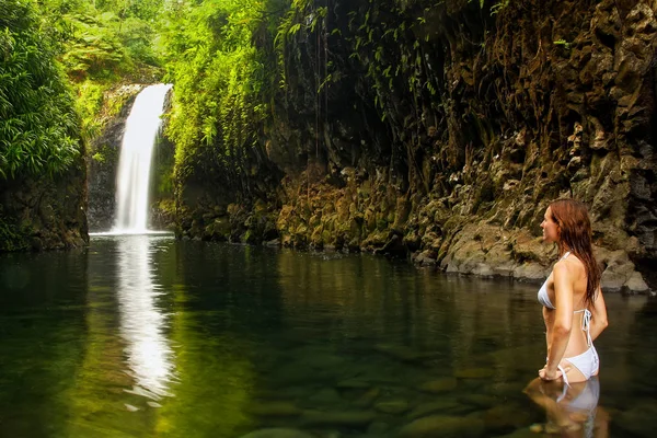 Jovem Biquíni Cachoeira Wainibau Ilha Taveuni Fiji Taveuni Terceira Maior — Fotografia de Stock