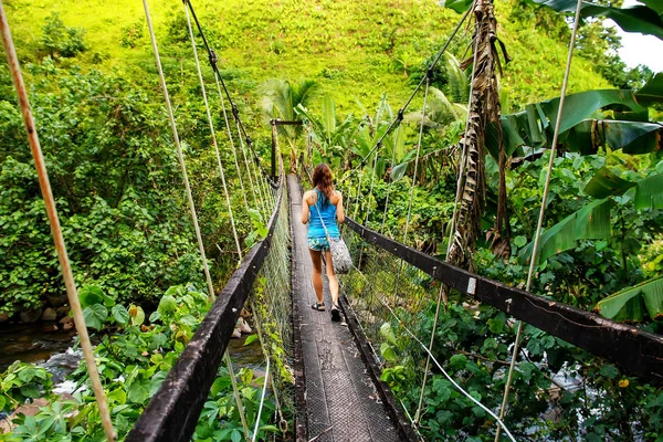 Junge Frau Auf Hängebrücke Über Wainibau Bach Lavendel Küstenwanderung Taveuni — Stockfoto