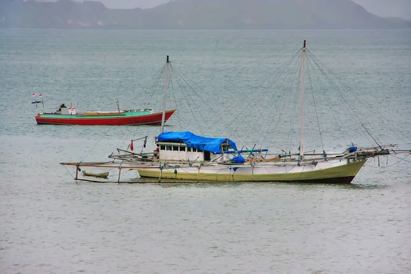 Traditional Outrigger Boat Anchored Labuan Bajo Town Flores Island Nusa — Stock Photo, Image