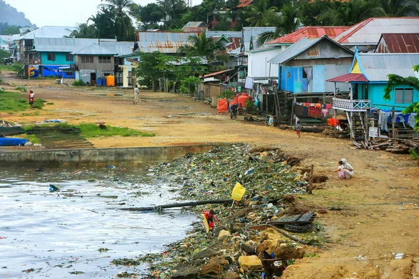 Σωρός Από Σκουπίδια Στη Θάλασσα Στην Πόλη Labuan Bajo Φλόρες — Φωτογραφία Αρχείου