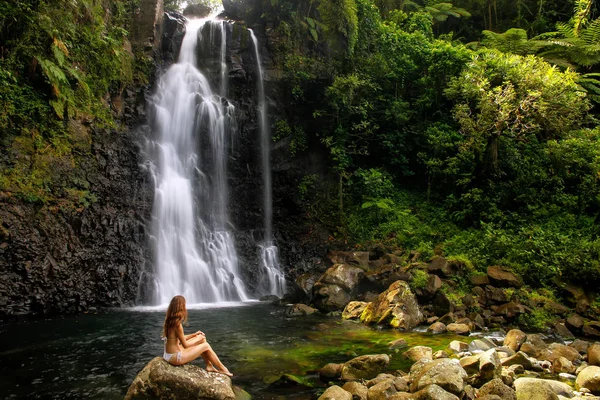 Young Woman Bikini Sitting Middle Tavoro Waterfalls Bouma National Heritage — Stock Photo, Image