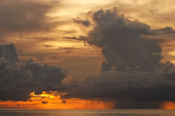 Nubes Tormenta Colores Con Lluvia Sobre Estrecho Somosomo Isla Taveuni —  Fotos de Stock