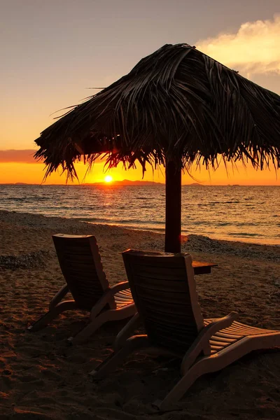 Silhouetted Sun Chairs Thatched Umbrella Beach Sunrise South Sea Island — Stock Photo, Image