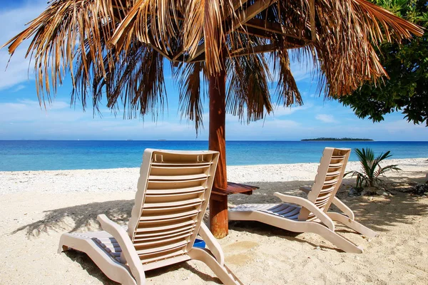 Sun Chairs Thatched Umbrella White Sandy Beach South Sea Island — Stock Photo, Image