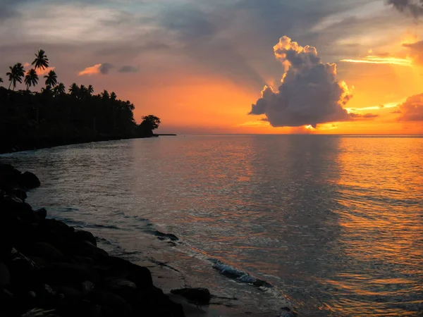 ดวงอาท ตกท มไปด วยส นเหน องแคบโทโมะบนเกาะทาเวน Taveuni นเกาะท ใหญ บสามในฟ — ภาพถ่ายสต็อก