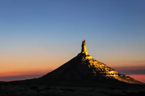 烟囱岩国家历史遗址在夜间照明 内布拉斯加州西部 烟囱岩石的最高峰海拔1289米 — 图库照片