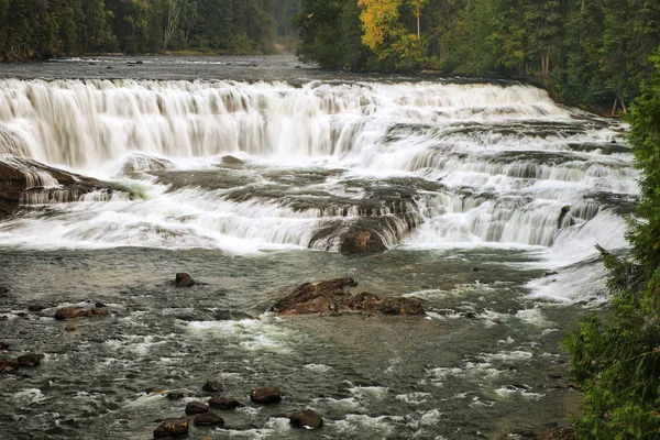 位于加拿大不列颠哥伦比亚省威尔斯格雷省公园的默特尔河的道森瀑布 它是不列颠哥伦比亚省第四大公园 — 图库照片