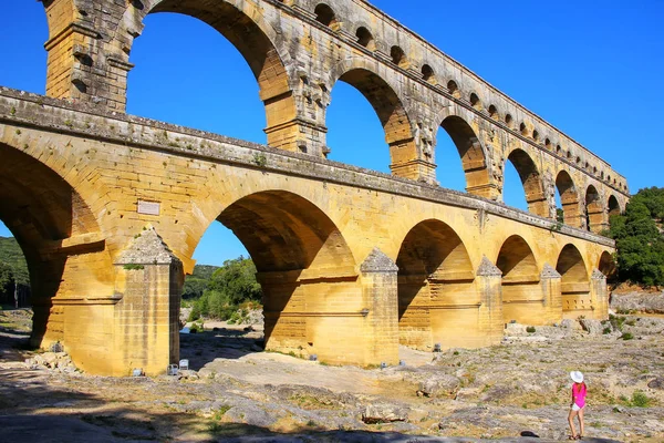 Jeune Femme Debout Près Aqueduc Pont Gard Dans Sud France — Photo