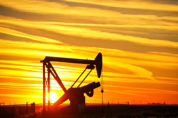 Silhouetted Pump Jack Oil Field Sunset — Stock Photo, Image