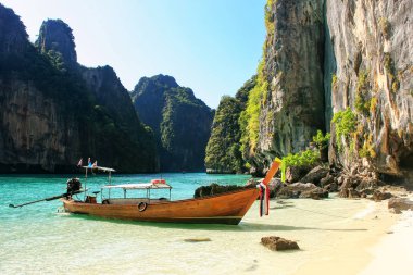 Longtail tekne Phi Phi Leh Adası, Krabi il, Tayland tenha plaj tarafından demirlemiş. Koh Phi Phi Leh Mu Ko Phi Phi Milli Parkı parçası olduğunu.
