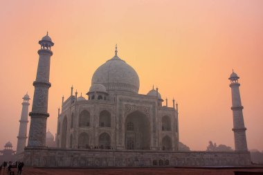 Gün doğumunda Taj Mahal, Agra, Uttar Pradesh, Hindistan. Taj Mahal 1983 yılında UNESCO Dünya Mirası listesine alındı..