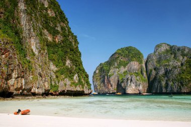 Maya Bay Phi Phi Leh Adası, Krabi il, Tayland kireçtaşı kayalıklarla çevrili. Mu Ko Phi Phi Milli Parkı parçası olduğunu.