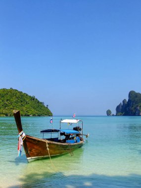 Phi Phi Don Island, Krabi il, Tayland Ao Loh Dalum plajda Longtail tekne demirlemiş. Deniz milli park, Koh Phi Phi Don bir parçasıdır.