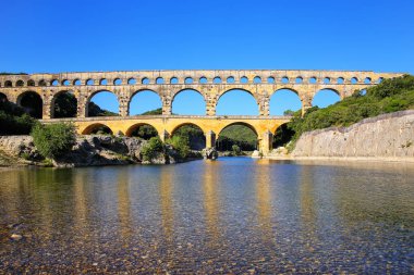 Su kemeri Pont du Gard Gardon Nehri Güney Fransa yansıtıyordu. Tüm yükseltilmiş Roma su kemerlerinin en yüksek olduğu.