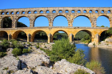 Su kemeri Pont du Gard ve Gardon Nehri Güney Fransa'da. Tüm yükseltilmiş Roma su kemerlerinin en yüksek olduğu.