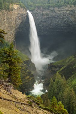 Wells Gray İl Parkı 'ndaki Murtle River' daki Helmcken Şelalesi, British Columbia, Kanada. British Columbia 'nın dördüncü büyük parkıdır..