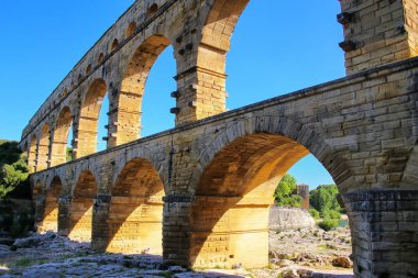 Su kemeri Pont du Gard, Güney Fransa'da. Tüm yükseltilmiş Roma su kemerlerinin en yüksek olduğu.