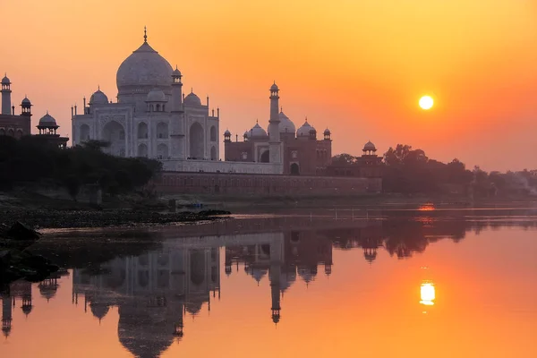 Taj Mahal Αντανακλάται Στον Ποταμό Yamuna Στο Ηλιοβασίλεμα Στην Agra — Φωτογραφία Αρχείου