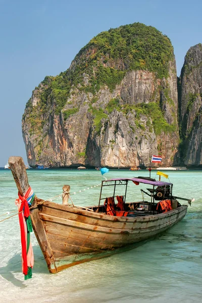 Longtail Boat Anchored Maya Bay Phi Phi Leh Island Krabi — Stock Photo, Image