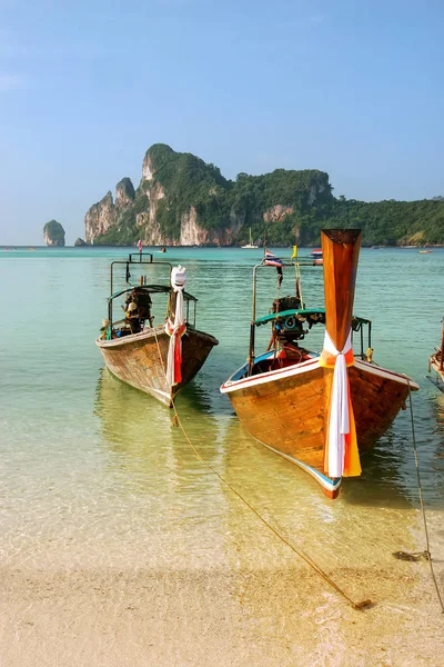 Longtail Boten Verankerd Loh Dalum Strand Phi Phi Don Island — Stockfoto