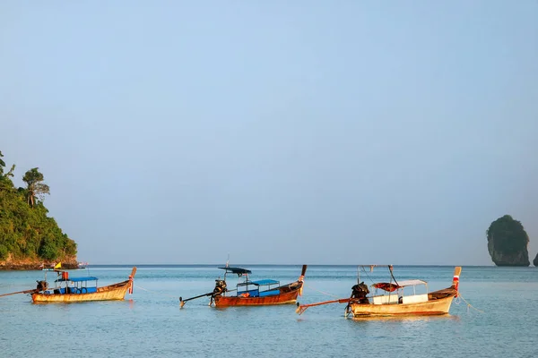 Barcos Cola Larga Anclados Loh Dalum Isla Phi Phi Don — Foto de Stock