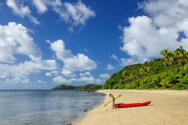 Mujer Joven Con Kayak Mar Rojo Una Playa Arena Isla — Foto de Stock