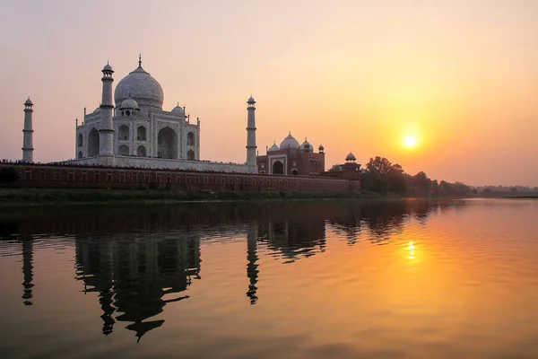 Taj Mahal Αντανακλάται Στον Ποταμό Yamuna Στο Ηλιοβασίλεμα Στην Agra — Φωτογραφία Αρχείου