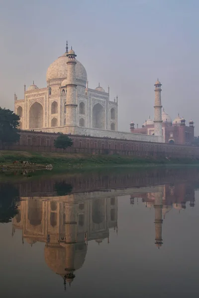 Vue Taj Mahal Avec Brouillard Matinal Reflété Dans Rivière Yamuna — Photo