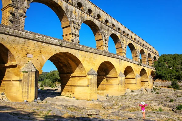 Jeune Femme Debout Près Aqueduc Pont Gard Dans Sud France — Photo
