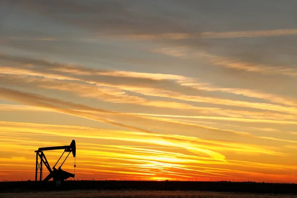 Silhouette Pumpenheber Ölfeld Bei Sonnenuntergang — Stockfoto