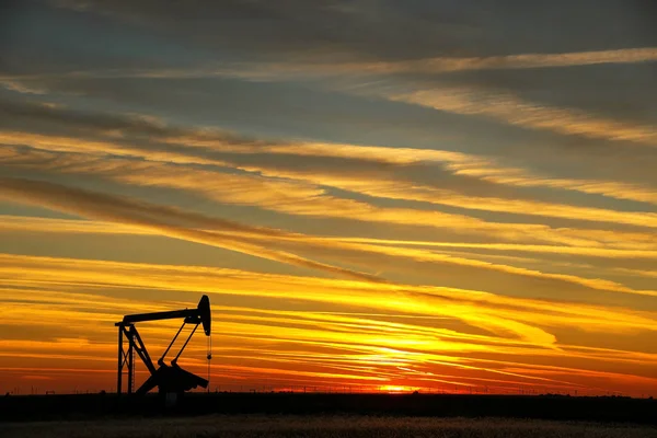 Prise Pompe Silhouettée Dans Champ Pétrolifère Coucher Soleil — Photo