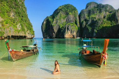 Phi Phi Leh Adası, Krabi il, Tayland Maya Koyu'ndaki plajda oturan bir genç bayan. Koh Phi Phi Leh Mu Ko Phi Phi Milli Parkı parçası olduğunu.
