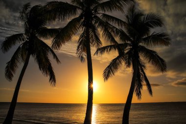 Günbatımı Ouvea lagün üzerinde Ouvea Island, sadakat Adaları, Yeni Kaledonya üzerinden. Lagün 2008 yılında Unesco Dünya Miras Alanı listelenmiştir.