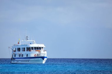 Tipik turizm yat Espanola Adası, Galapagos Milli Parkı, Ekvator yakınlarında Gardner koyunda demirlemiş. Galapagos yarısından fazlasını ziyaretçilere tekne turuna onların yapılan.