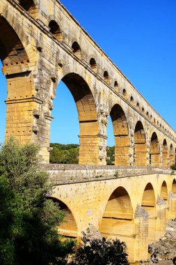 Su kemeri Pont du Gard, Güney Fransa'da görünümünü kapatın. Tüm yükseltilmiş Roma su kemerlerinin en yüksek olduğu.
