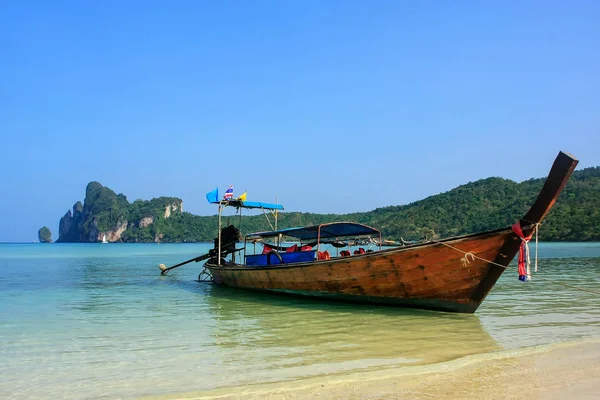 Longtail Boot Verankerd Loh Dalum Strand Phi Phi Don Island — Stockfoto