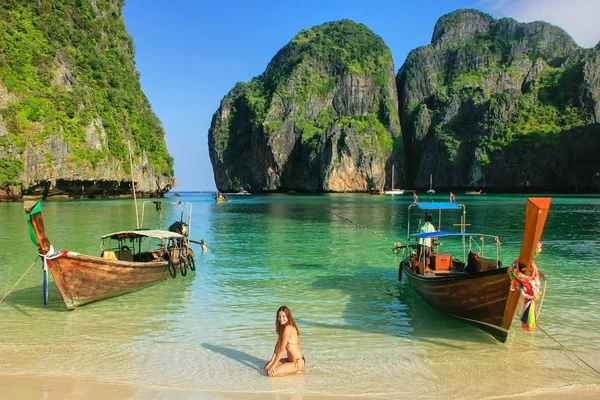 在泰国甲米省的皮皮岛上 坐在玛雅湾海滩上的年轻女子 皮皮岛是皮皮岛国家公园的一部分 — 图库照片