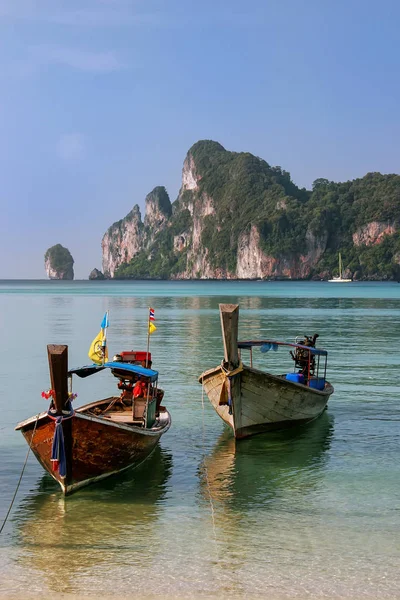 Bateaux Queue Longue Ancrés Plage Loh Dalum Sur Île Phi — Photo