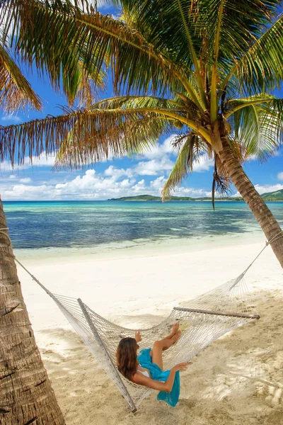 Młoda Kobieta Leżąc Hamaku Tropikalnej Plaży Nacula Island Yasawas Fidżi — Zdjęcie stockowe