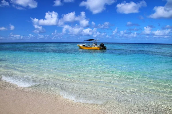 Toeristische Boot Voor Anker Bij Gee Island Ouvea Lagoon Loyaliteitseilanden — Stockfoto