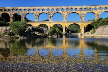 Su kemeri Pont du Gard Gardon Nehri, güney Fransa yansıyan