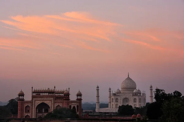 Vue du Taj Mahal et de la Grande Porte au coucher du soleil à Agra, Uttar Pr — Photo